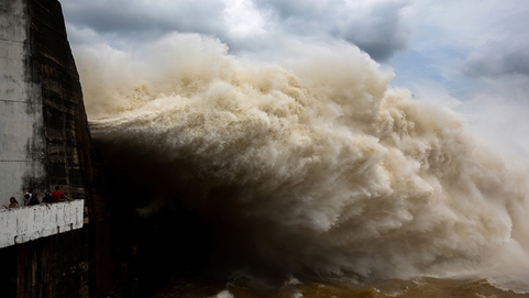 台风“塔拉斯”登陆越南 民众水电站前淡定拍照