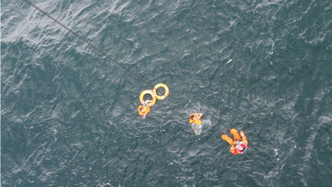 货船惠州海域沉没 粤港联手救出12名落水船员
