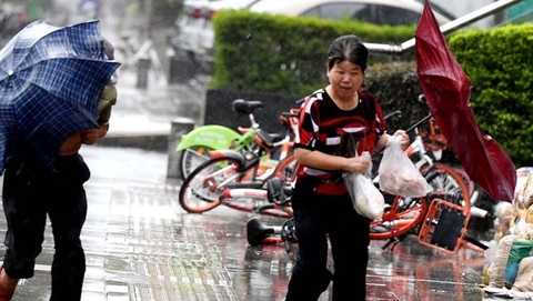 台风“纳沙”在福建登陆 福州市民顶风出行