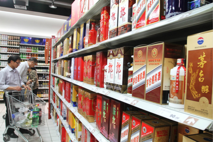 A court has ordered Shenzhen-listed liquor-maker Huangtai Wine to compensate investors $3.41 million for inflating its profits in 2015. Above, customers peruse the liquor aisle in October 2012 at a supermarket in Xuchang, Henan province. Photo: Visual China
