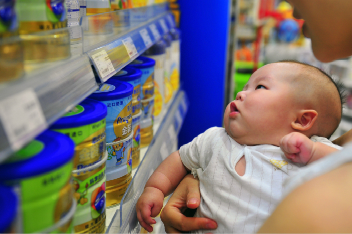 The China Food and Drug Administration said on Thursday that a total of 89 baby milk formulas produced by 22 companies completed registration under new government guidelines. Photo: Visual China