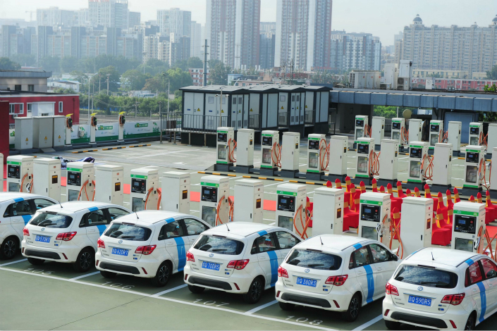 New investors in electric-car venture Future Mobility Corp. include retailer Suning Commerce Group, the holding arm of real estate developer Full Share Group. Above, electric vehicles are parked at a charging facility on a rooftop in the Soho Modern City complex in Beijing on Aug. 8. Photo: IC