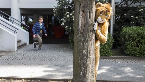 德国举行“动物”大游行 各类奇装异服惹人注目