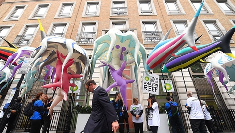 环境保护者伦敦街头抗议开采亚马逊礁石油