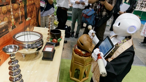 日本举行国际殡葬展会 机器人主持葬礼引围观