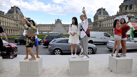 巴黎在卢浮宫景点建水泥墩路障 防止驾车式恐袭