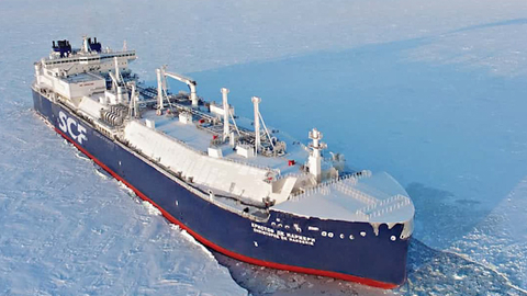 俄罗斯油轮首次不使用破冰船穿越北极