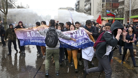 智利学生游行抗议教育体制 与警方发生激烈冲突
