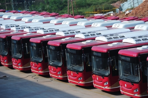 Major bus manufacturers report significant drop in first-half profits as sales of new-energy buses plummet following government subsidy cuts. Photo: Visual China.
