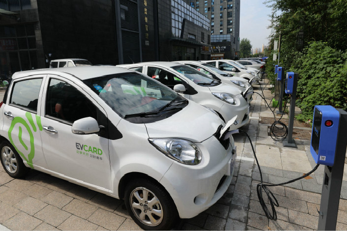 The program sets quotas of 8%, 10% and 12%, respectively, for all carmakers in the three years starting from 2018. Those numbers roughly correspond to the percentage of a company’s cars sales that must be electric or hybrid. Above, electric cars charge their batteries in Hefei, Anhui province on Aug. 9. Photo: Visual China