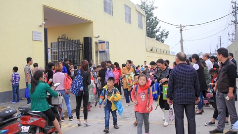 郑州城中村小学开学遇拆迁 如在“孤岛”上课
