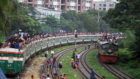 孟加拉国宰牲节迎返乡潮 民众