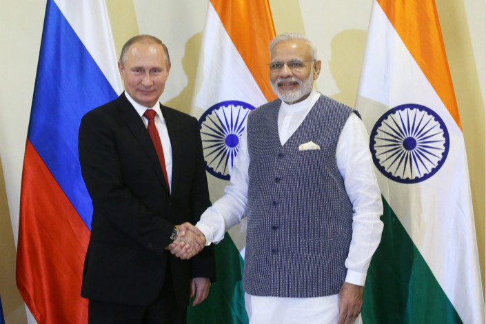 Russian President Vladimir Putin (left) and Indian Prime Minister Narendra Modi shake hands during the BRICS (Brazil, Russia, India, China and South Africa) Summit in Goa, India, on Oct. 15. Photo: IC