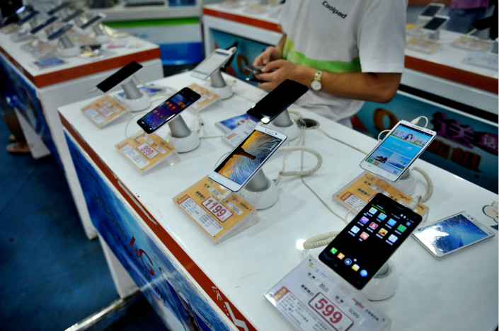 Liu Jiangfeng has given up his job as CEO of Chinese smartphone-maker Coolpad Group Ltd. for personal reasons. Above, the brand’s smartphones sit on sale in the northern city of Taiyuan, Shanxi province, in September 2014. Photo: IC