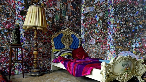 艺术家收集垃圾造出“旅馆” 满墙废品令人惊叹
