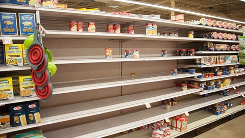美国佛州民众扫空超市货架备战“艾尔玛”飓风