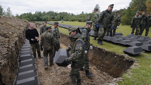 俄罗斯安葬近1400名二战德军遗骸