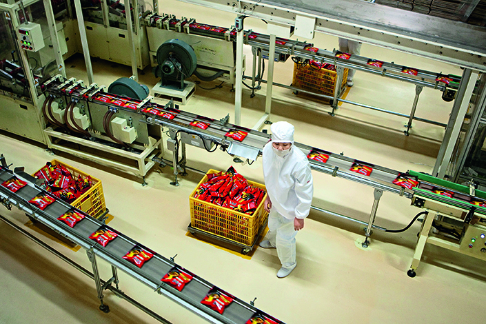 Tingyi (Cayman Islands) Holding Corp.’s Master Kong food empire has lost ground to competitors in the market for instant noodles — once a staple for students and migrant workers — as China’s economy transitions from manufacturing to services. A Tingyi worker mans the production line for Master Kong brand instant noodles in Tianjin in December 2009. Photo: Visual China