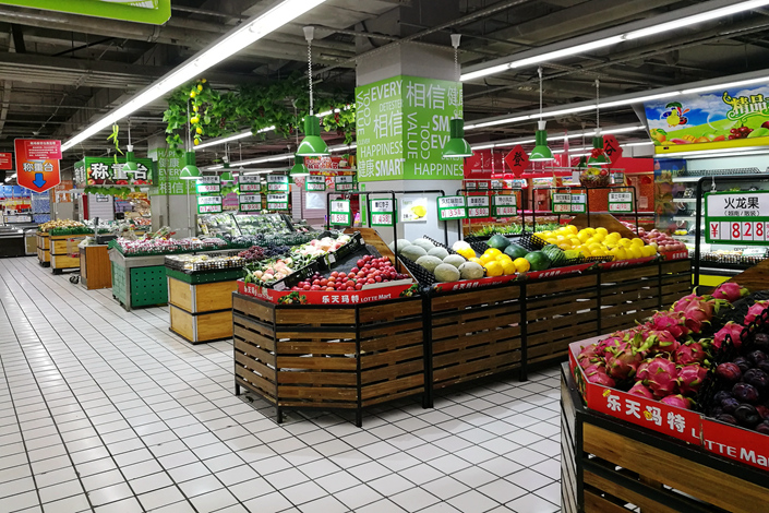 A Lotte Mart store in Beijing's Chongwen district has little business on Aug. 4, as Chinese customers continue boycotting the South Korean chain over its decision to provide property to the South Korean government for the installation of a U.S. anti-ballistic-missile system. Photo: Visual China