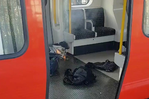 伦敦一地铁站早高峰起火爆炸  事件被定性为恐袭