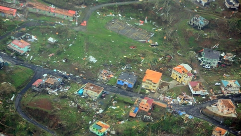 航拍多米尼加飓风灾区 房屋遭“剃头”损毁严重