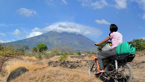 巴厘岛火山警戒级别升至最高 民众淡定收割庄稼