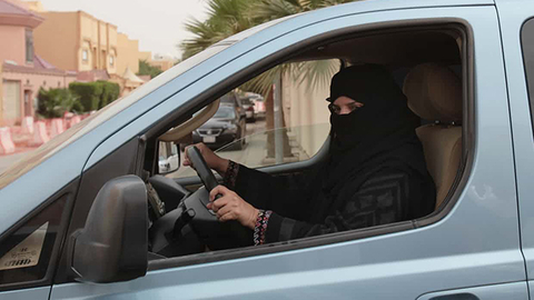沙特颁布法令将允许女性获得驾照