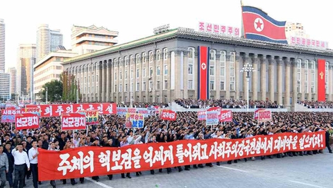 一周天下：朝鲜平壤举行十万人反美集会