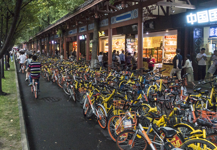 A merger of bike-sharing giants Mobike and Ofo, whose respective orange and yellow bicycles litter the streets of many parts of China, such as the southwestern city of Chengdu (pictured), would create a company likely valued at more than $4 billion, Bloomberg reported. Photo IC