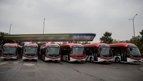 首批“中国红”新能源车投入北京1路公交