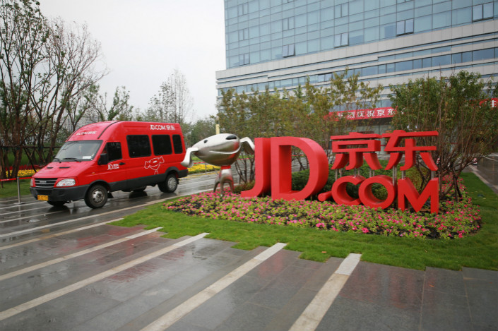 JD.com Inc. previously ventured into consumer-to-consumer sales when it acquired the Paipai platform from Tencent Holdings Ltd. in 2014, but it closed the platform just a year later, citing quality and service problems. Photo: Visual China