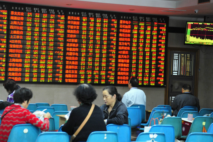 Chinese government bond futures have slumped since market speculation on new curbs on interbank borrowing among commercial banks began last week. Above, shareholders in Nanjing, Jiangsu province, watch market prices on Thursday. Photo: Visual China