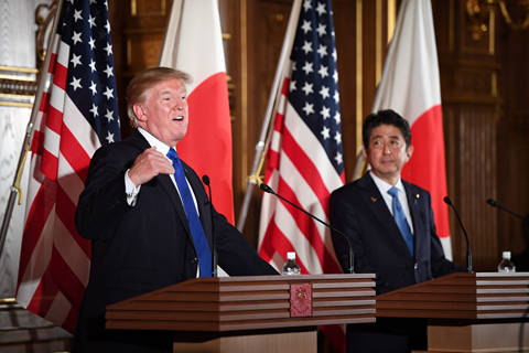 特朗普访问日本 敦促安倍购买更多美制军备