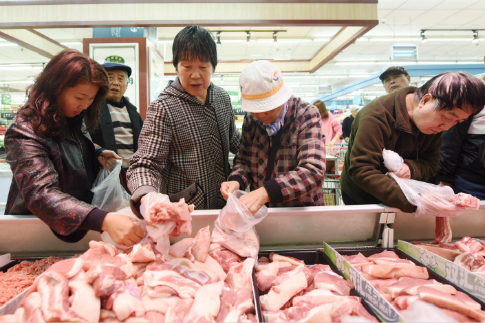 Food prices in China dropped 0.4% in October from a year ago, dragging the consumer price index down 0.08%. Above, supermarket customers buy pork in Hangzhou, Zhejiang province, on Thursday. Photo: IC
