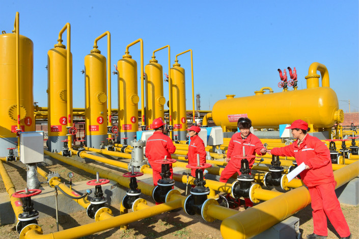 A newly announced deal between three Chinese companies and the U.S. state of Alaska will include a liquefaction plant, 800-mile gas pipeline and a gas treatment plant. Above, employees of the Sinopec petrochemical oilfield in the Zhongyuan area in Puyang, Henan province, inspect the facility in December 2015. Photo: Visual China