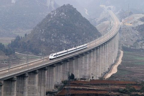 沪昆高铁个别隧道渗水致列车限速通过 施工企业被罚百万元