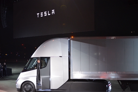 特斯拉发布首款电动卡车 续航里程达800公里