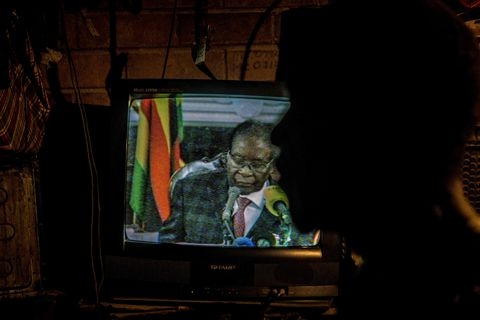 党主席职务被免后 津巴布韦总统穆加贝“意外”拒绝辞职
