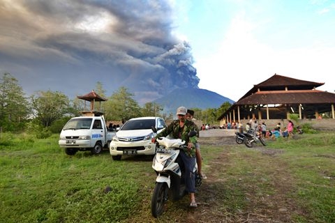 印尼巴厘岛火山喷发预警达最高级别 周围10公里内人群遭疏散