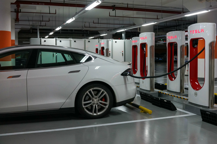 Tesla’s new R&D center in Beijing will work on electric vehicles, their parts and batteries. The venture is the U.S. automaker’s latest effort to infiltrate the Chinese market, which is now its second most important after the U.S. Above, a Tesla vehicle charges its batteries inside a mall in Shanghai on Oct. 23. Photo: Visual China