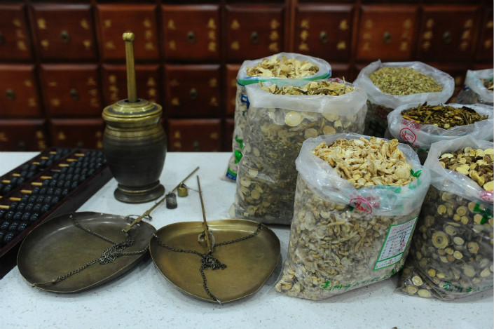 A recent article in the British medical journal Nature argued that “minimizing clinical-trial requirements could put more patients at risk.” However others have claimed that this new rule is similar to the EU's regulations on herbal medicines. Photo: Visual China