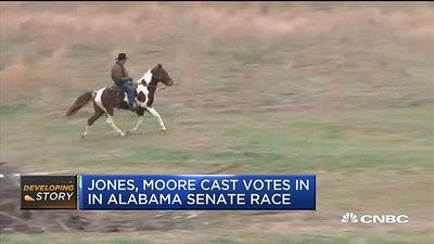 性丑闻缠身的美共和党人Roy Moore能赢得参议员选举吗？