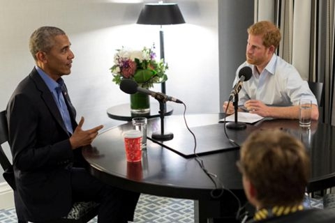 奥巴马接受哈里王子专访 谈社交媒体滥用和总统生涯