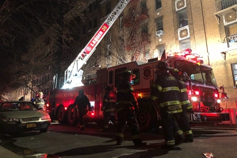 纽约一公寓楼发生27年最严重火灾 至少致12人死亡