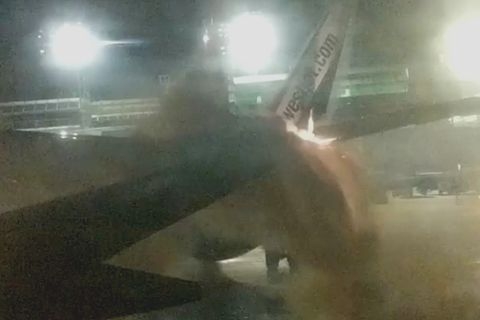 多伦多机场两架飞机在地面相撞起火 乘客均已疏散