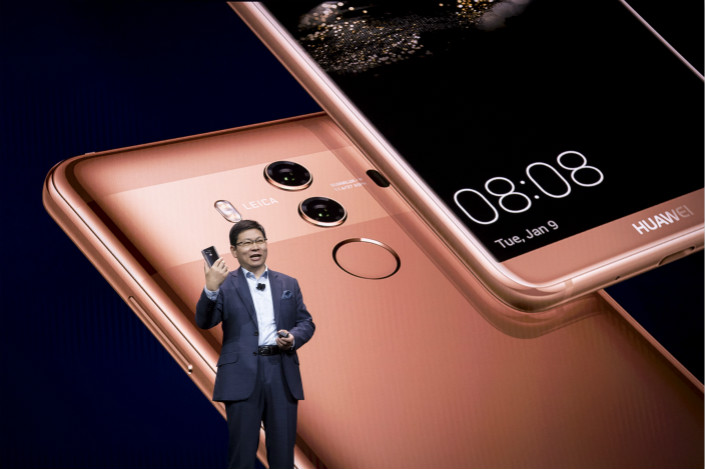 A judge in Shenzhen said Thursday that Samsung Electronics violated one of Huawei Technologies Co. Ltd.’s patents for wireless communication, and ordered Samsung to immediately stop selling all products containing the technology. Above, Huawei CEO Richard Yu, holds a Mate 10 Pro smartphone during the company's keynote event at the 2018 Consumer Electronics Show in Las Vegas on Tuesday. Photo: Visual China