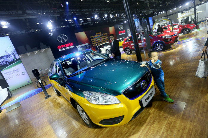 An electric taxi is exhibited at the 2017 China International Energy-Saving and New Energy Vehicles Exhibition in Beijing on Oct. 21. The National Development and Reform Commission, China’s state planner, recently gave its final blessing to Daimler's purchase of 208 million shares of BAIC's new-energy car unit. Photo: VCG