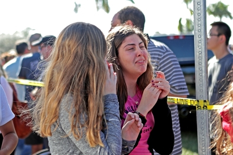 美国佛州高中发生枪击案 已致17人死亡