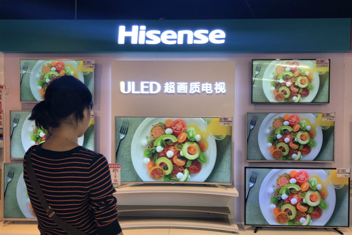Hisense Group ULED televisions are displayed during the 19th China International Industry Fair in Shanghai on Nov. 11. A legal feud between Hisense and Sharp Corp. has cooled, with Sharp's dropping a lawsuit it filed in the U.S. against Hisense. Photo: IC