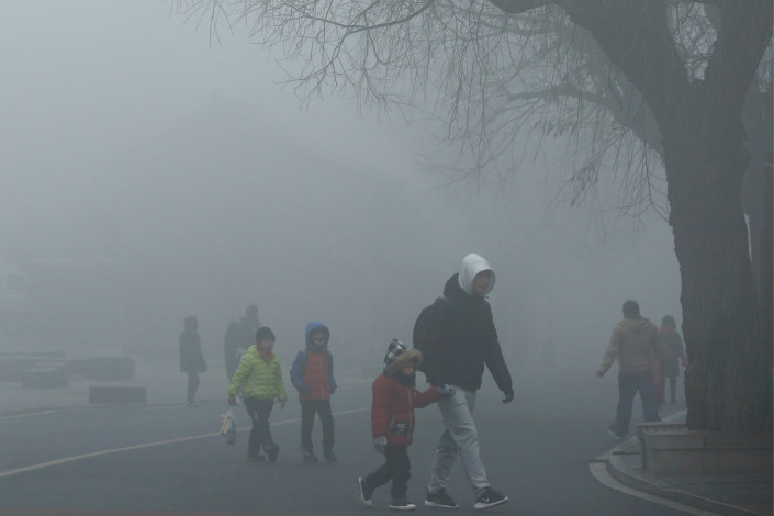 Pedestrians endure the heavy air pollution in Beijing on Tuesday. This week’s poor air quality aside, the average level of cancer causing PM2.5 particulates in the city fell 35% from 2013 to 2017. Photo: VCG